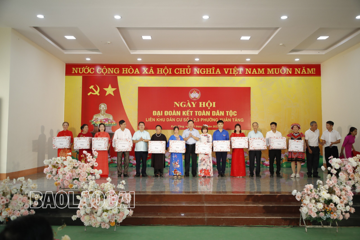 Lãnh đạo Thành ủy Lào Cai tặng quà liên khu dân cư số 1, 2, 3 phường Xuân Tăng nhân Ngày hội Đại đoàn kết toàn dân tộc.