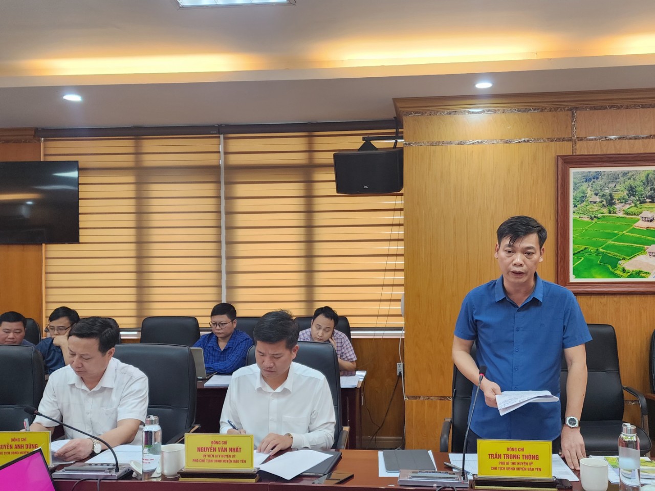 Lãnh đạo UBND huyện Bảo Yên báo cáo tiến độ triển khai các chương trinh mục tiêu Quốc gia.jpg
