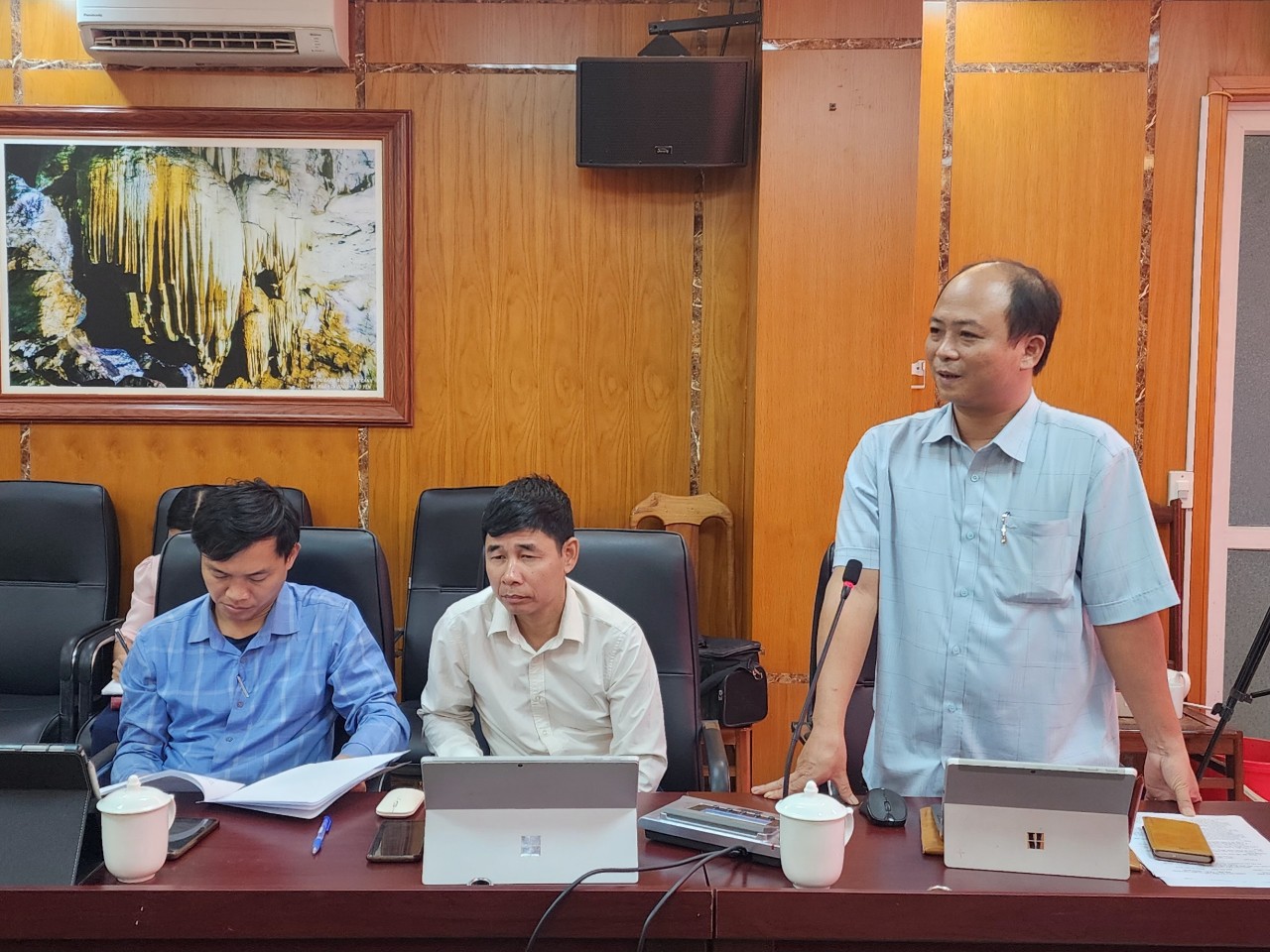 Lãnh đạo UBND xã Bảo Hà báo cáo tiến độ triển khai dự án tại cơ sở.jpg