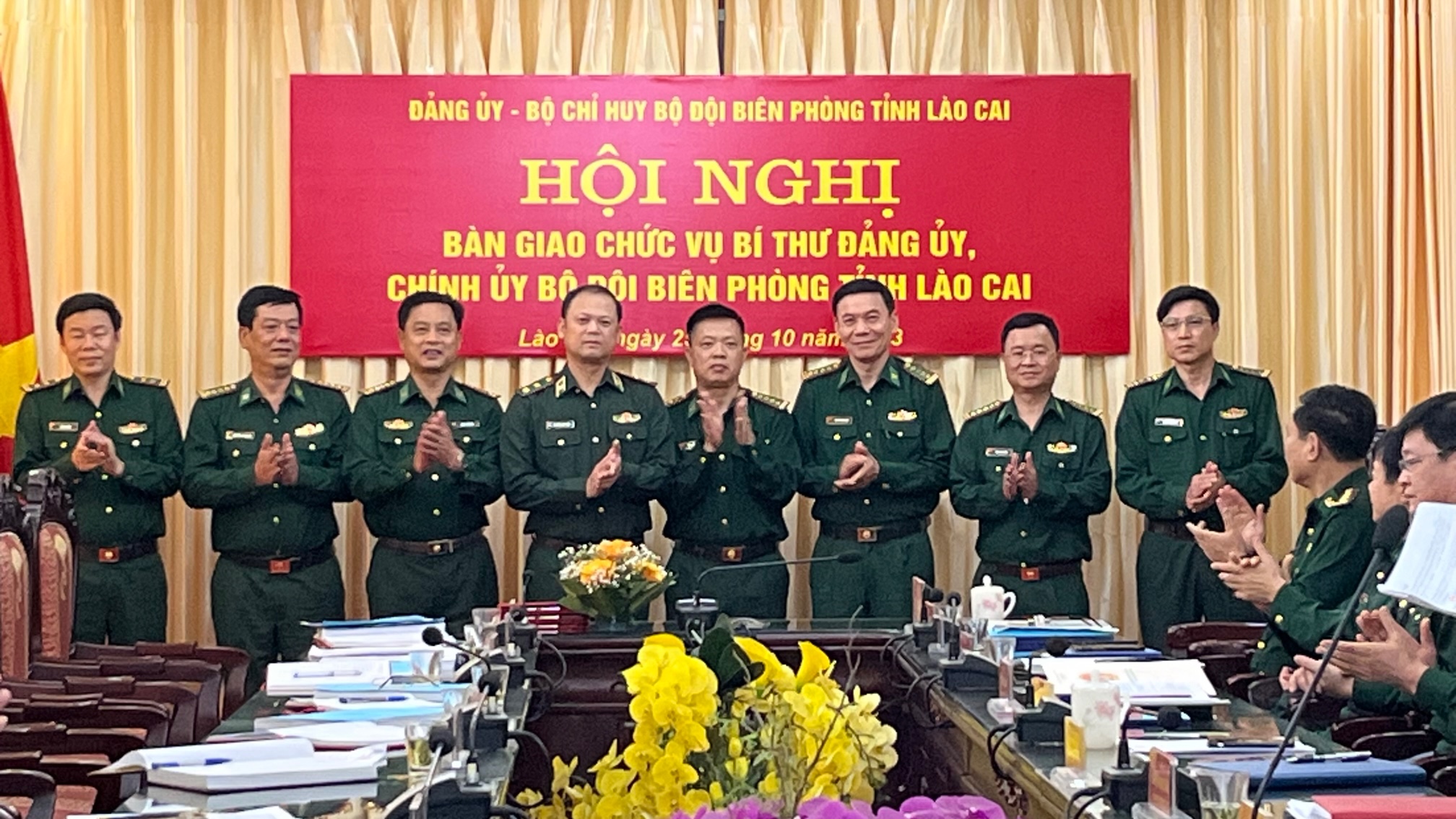 Trung tướng Nguyễn Anh Tuấn, Chính ủy Bộ đội Biên phòng chụp ảnh lưu niệm cùng tập thể lãnh đạo Bộ Chỉ huy Bộ đội Biên phòng tỉnh Lào Cai. ảnh 4