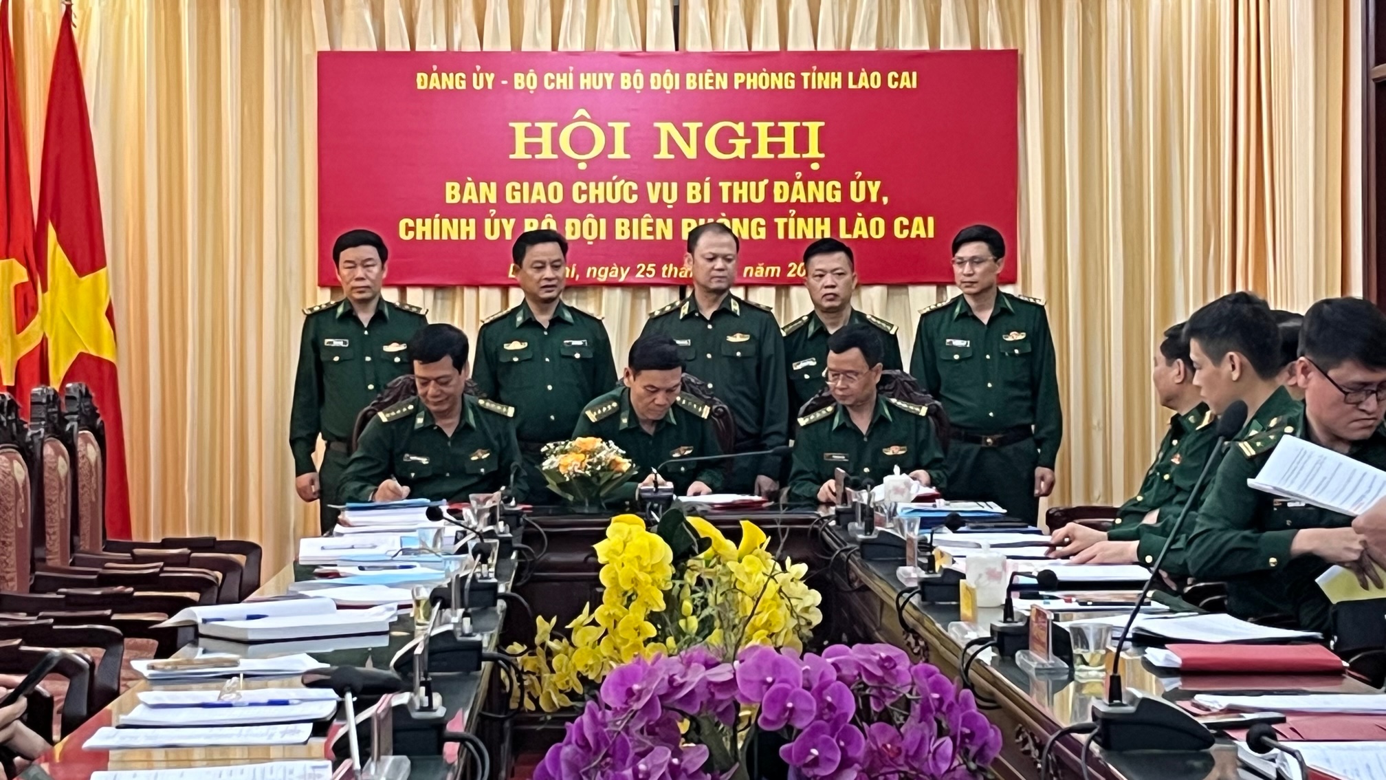 Trung tướng Nguyễn Anh Tuấn cùng lãnh đạo Bộ Chỉ huy BĐBP tỉnh Lào Cai chứng kiến buổi ký kết bàn giao chức vụ Bí thư Đảng ủy và Chính ủy BĐBP tỉnh.jpg