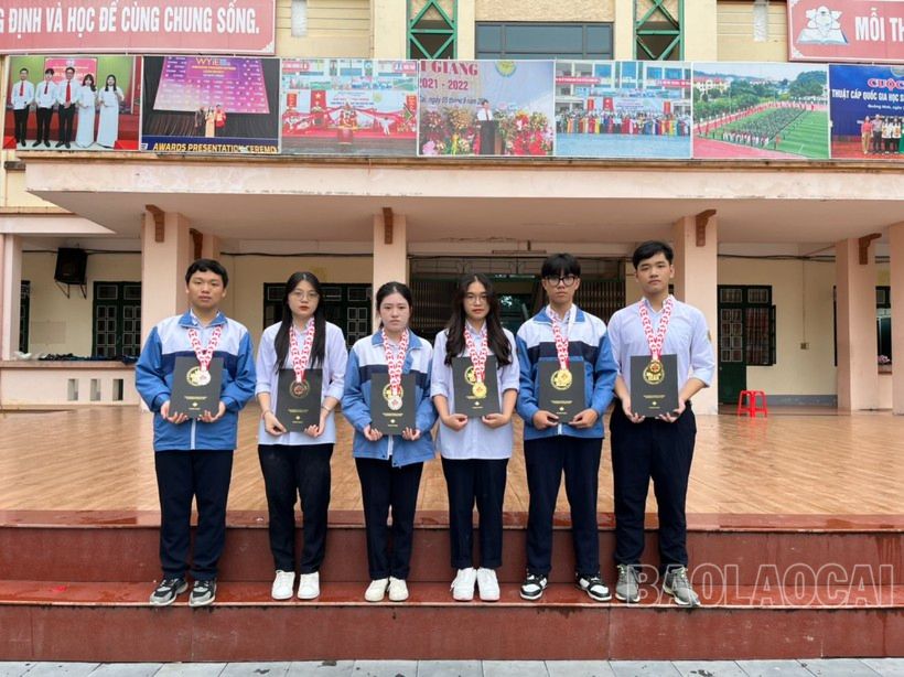 Học sinh trường THPT Chuyên Lào Cai nhận giấy chứng nhận và huy chương từ cuộc thi..jpg