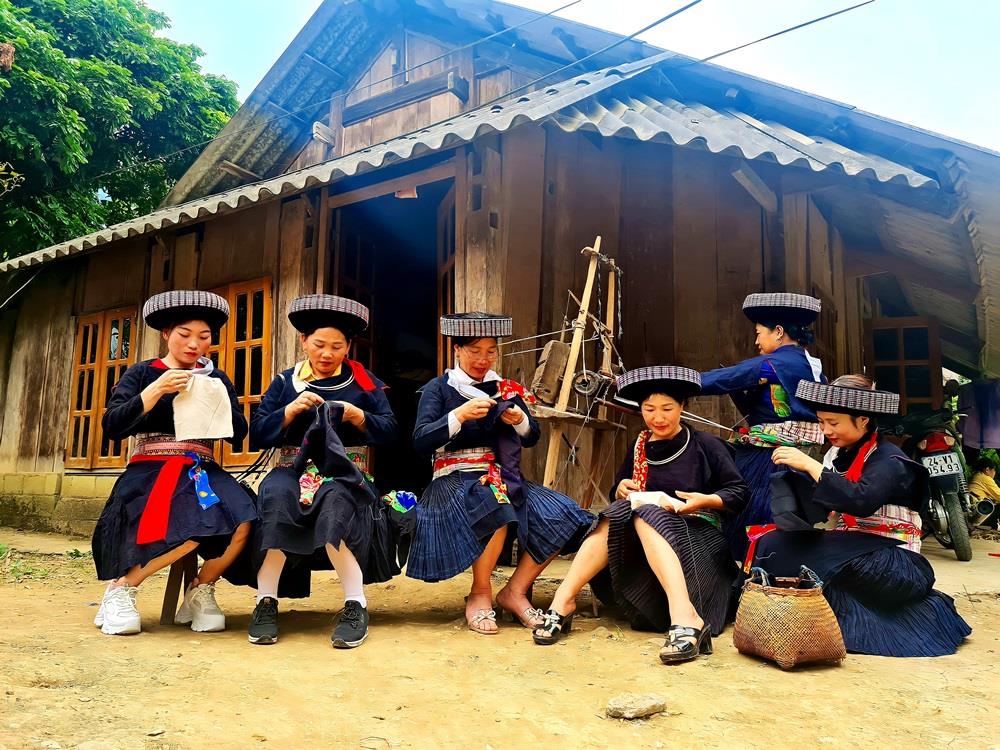 Đồng bào dân tộc Mông ở Lào Cai duy trì nghề trồng lanh, dệt vải, may trang phục truyền thống.