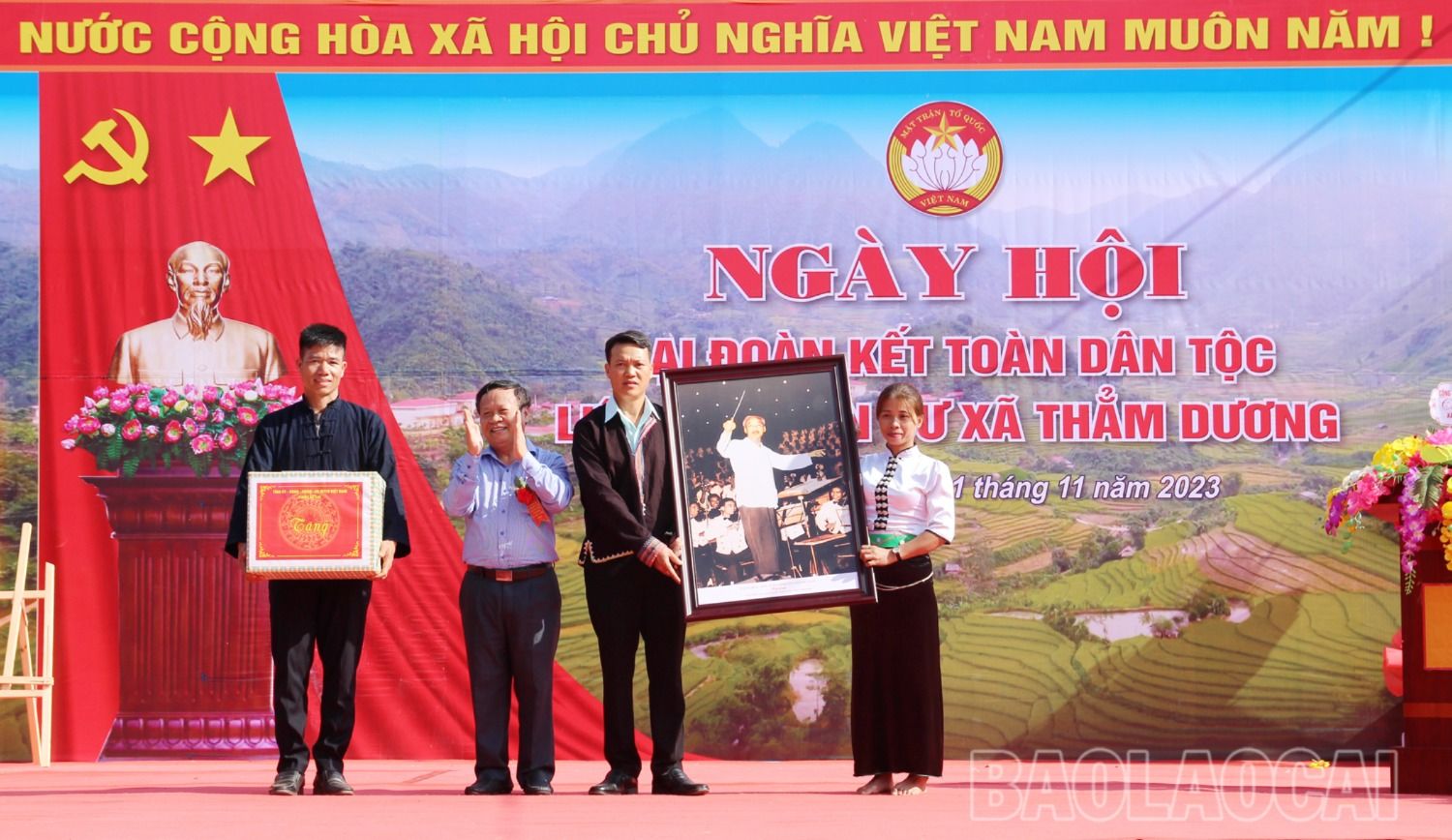 Đồng chí Phó Chủ tịch UBND tỉnh tặng quà cho cụm liên khu dân cư.
