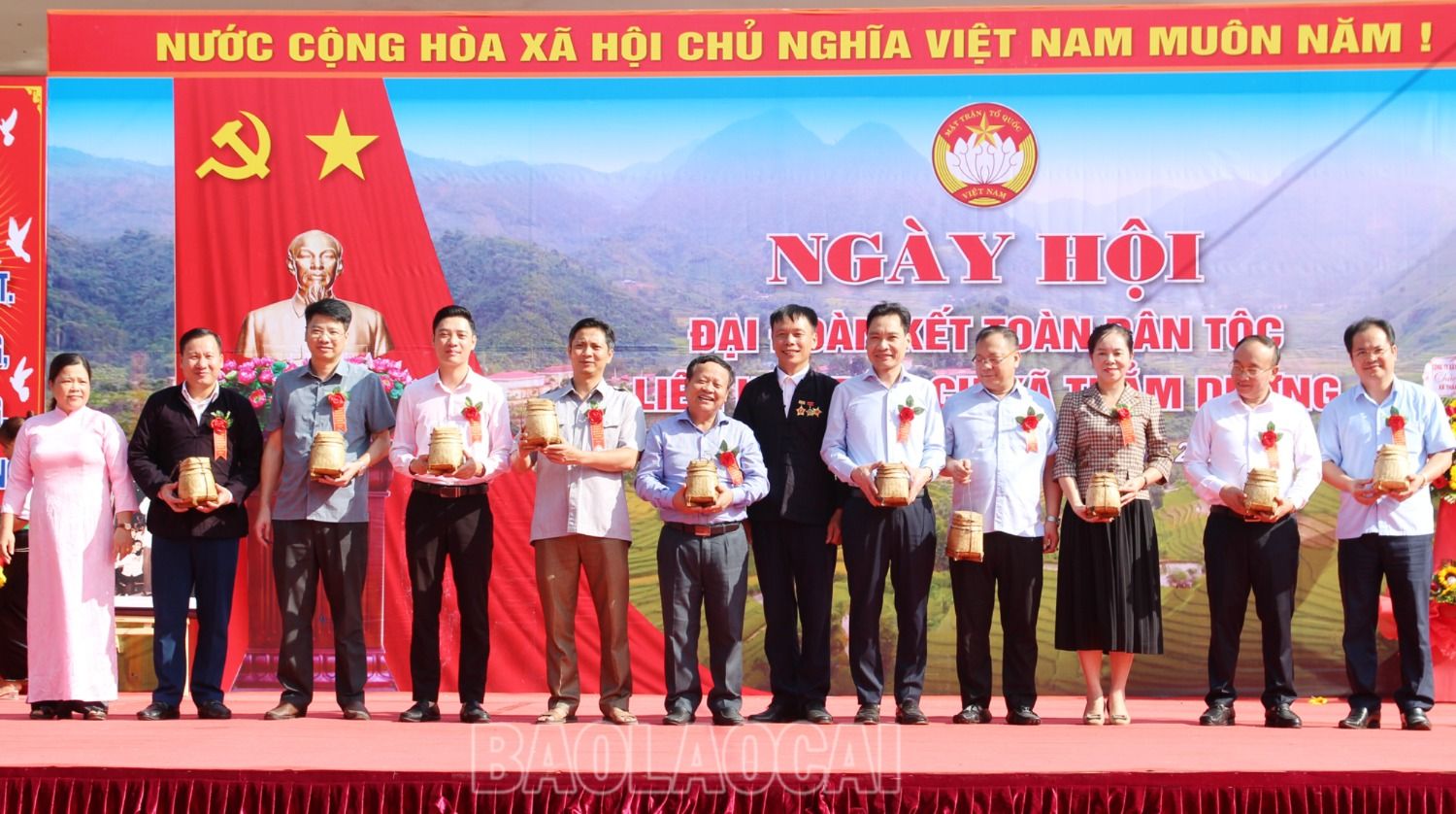 Nhân dân xã Thẳm Dương tặng quà các đồng chí lãnh đạo.