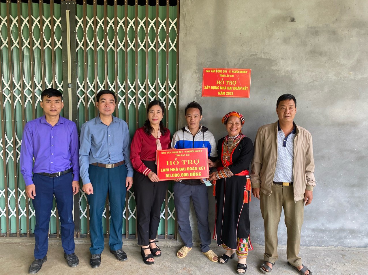 Trao hỗ trợ và bàn giao nhà cho gia đình bà Đặng Thị Mai, xã Xuân Hòa.jpg