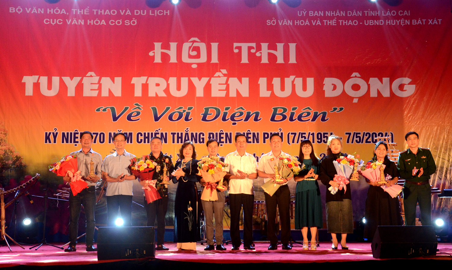 Đại diện Cục Văn hóa cơ sở, Sở Văn hóa Thể thao Lào Cai và huyện Bát Xát tặng hoa các đoàn tham gia lưu diễn.