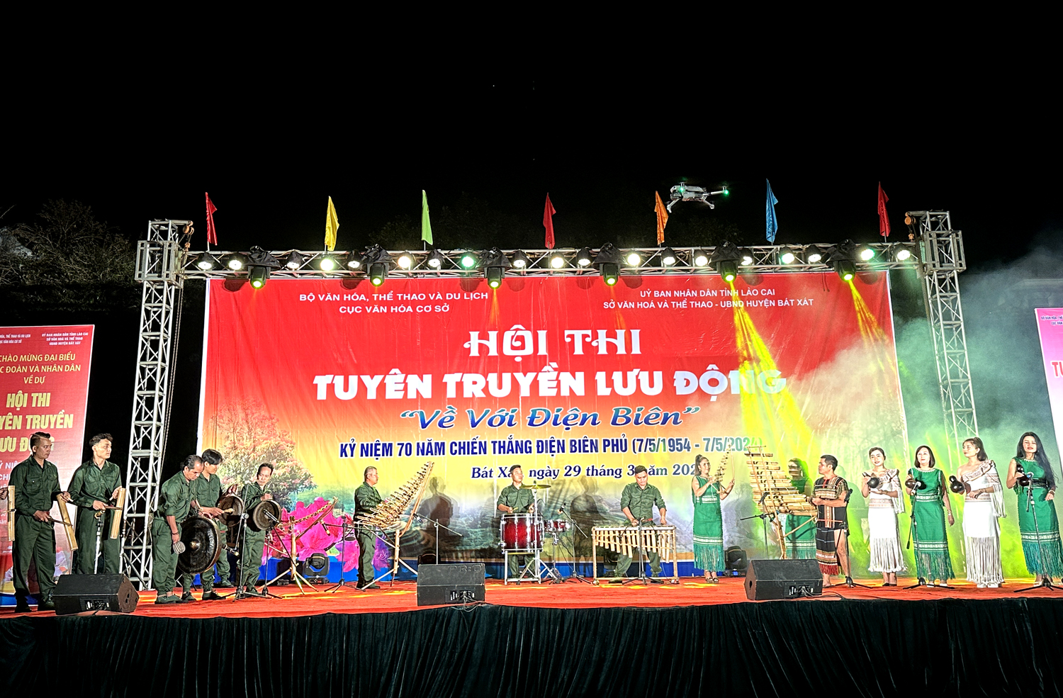 Tiết mục hòa tấu nhạc cụ "Về miền hoa ban" của Đội thông tin lưu động tỉnh Kon Tum.