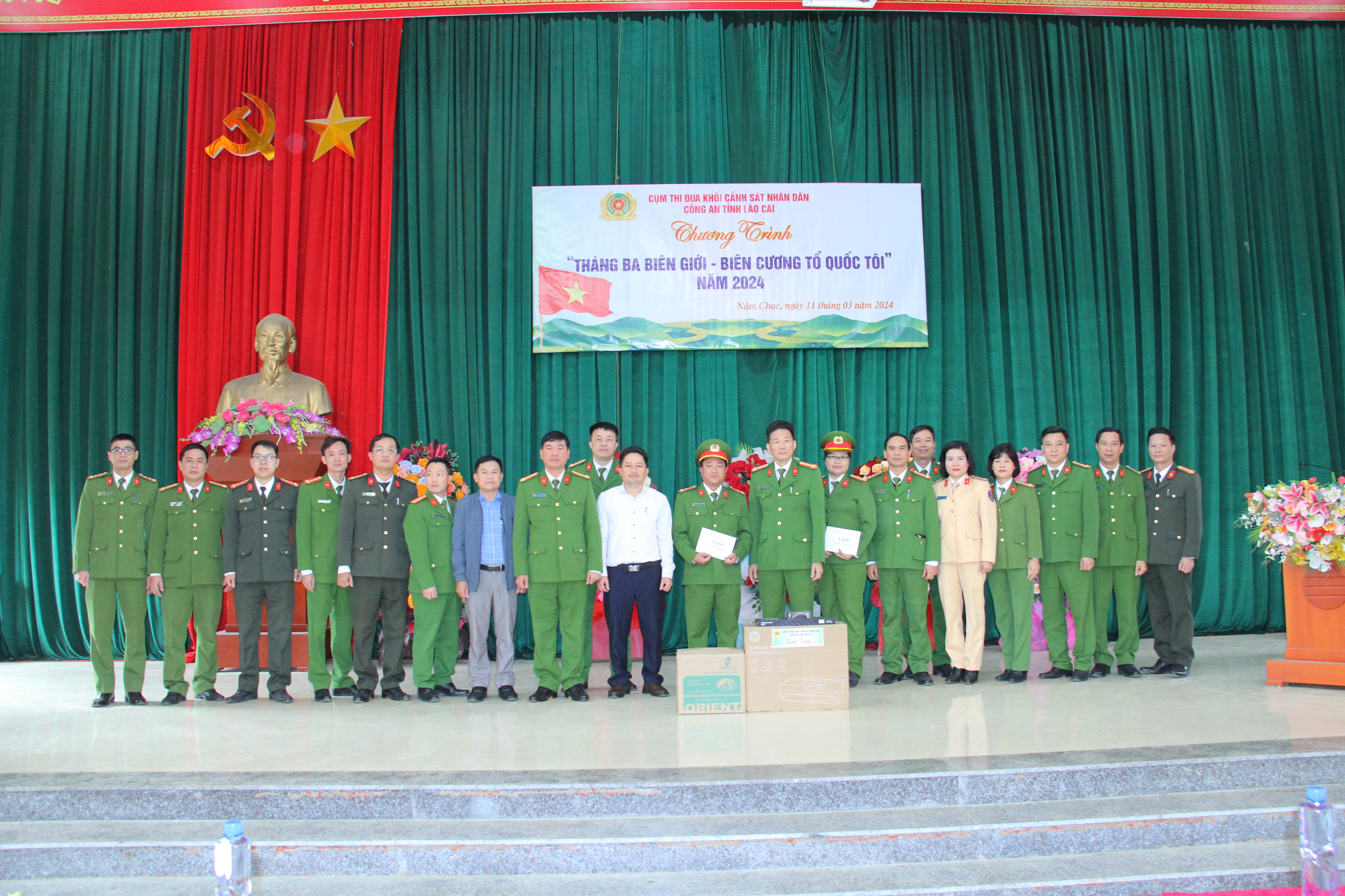 Cụm thi đua khối CSND trao quà cho Công an xã Nậm Chạc, huyện Bát Xát.JPG