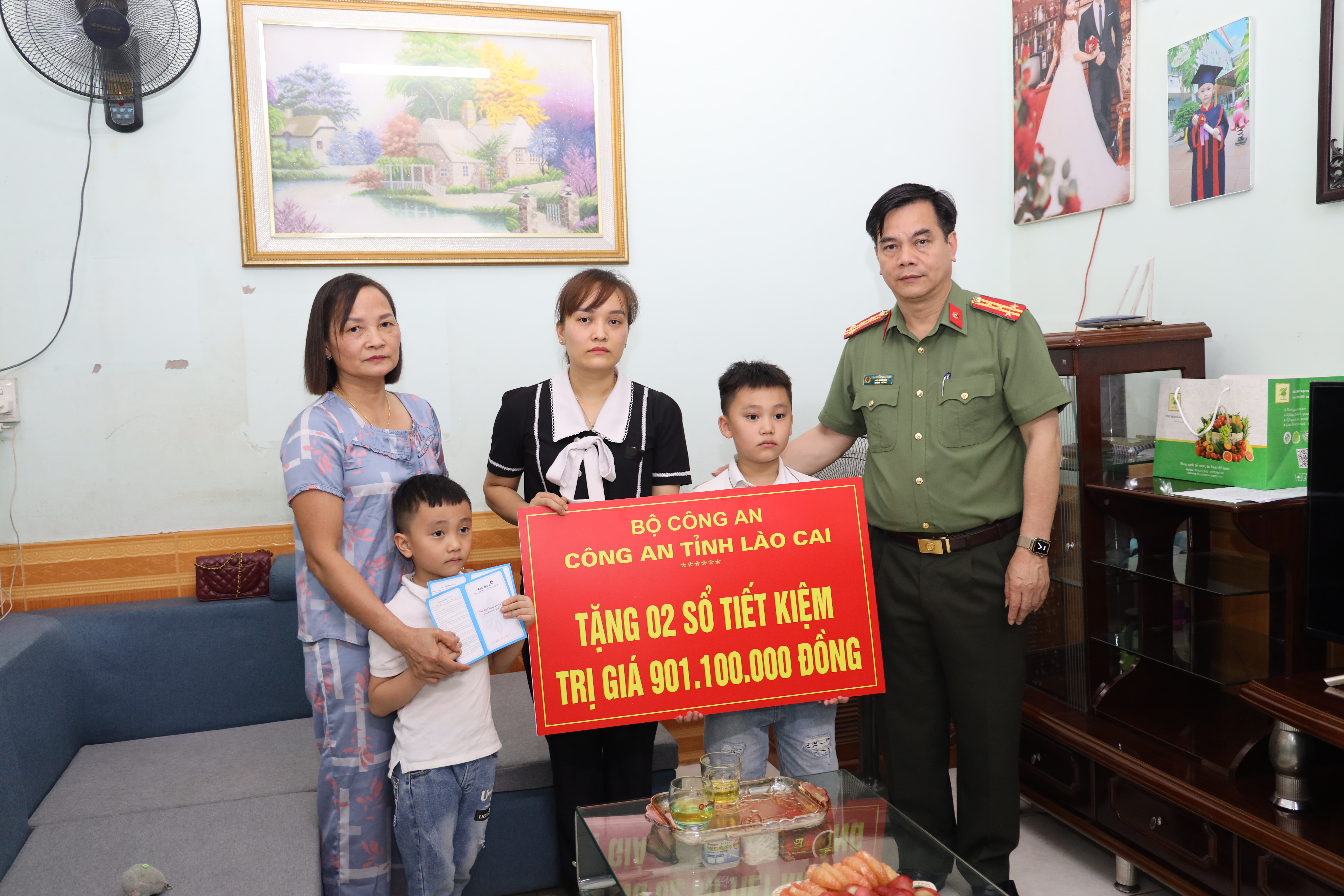 Đại tá Nguyễn Văn Thịnh - Phó giám đốc Công an tỉnh trao 02 sổ tiết kiệm cho gia đình.JPG