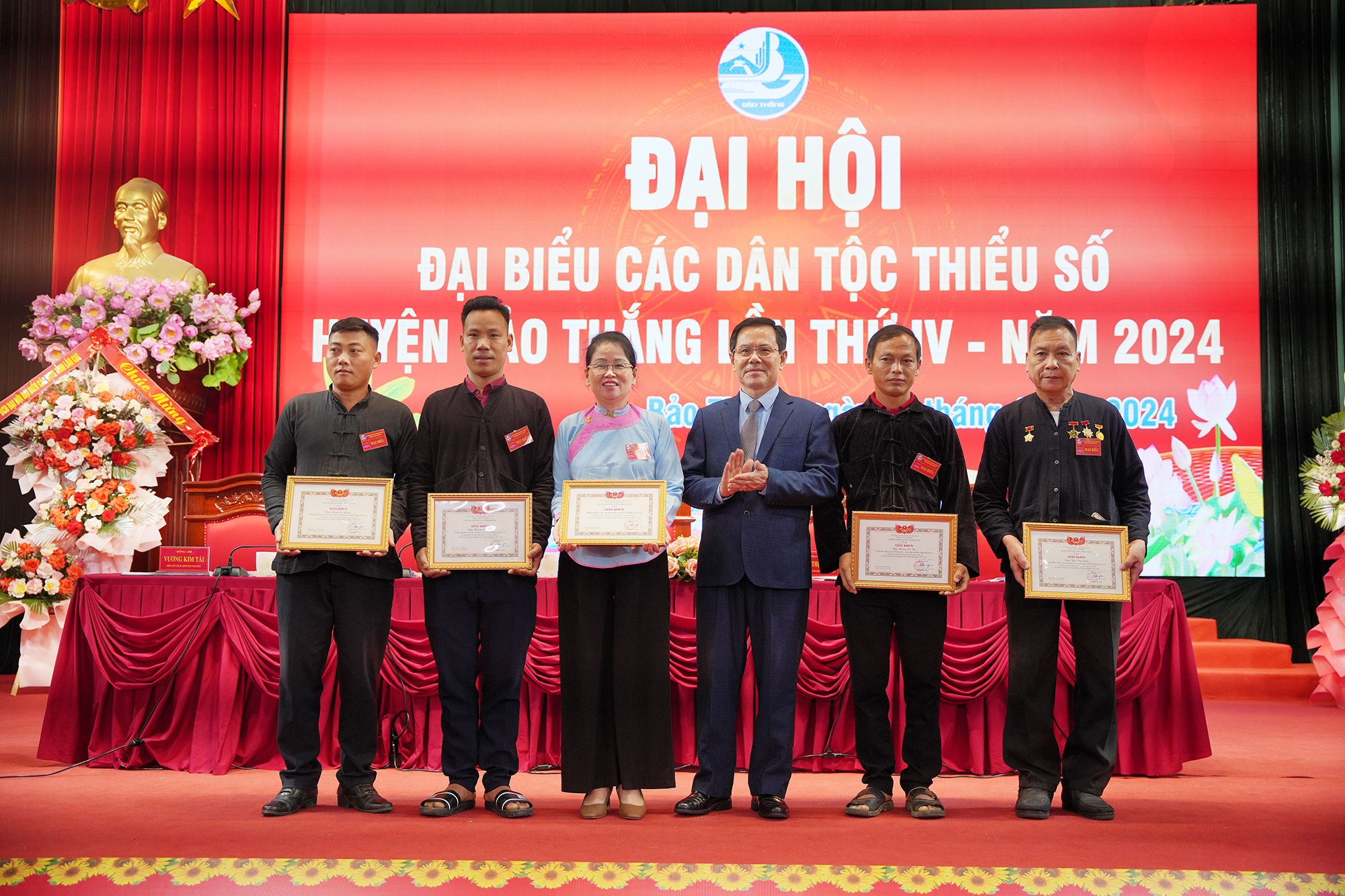 Ban Dân tộc tỉnh Lào Cai đã khen thưởng 1 tập thể, 3 cá nhân.