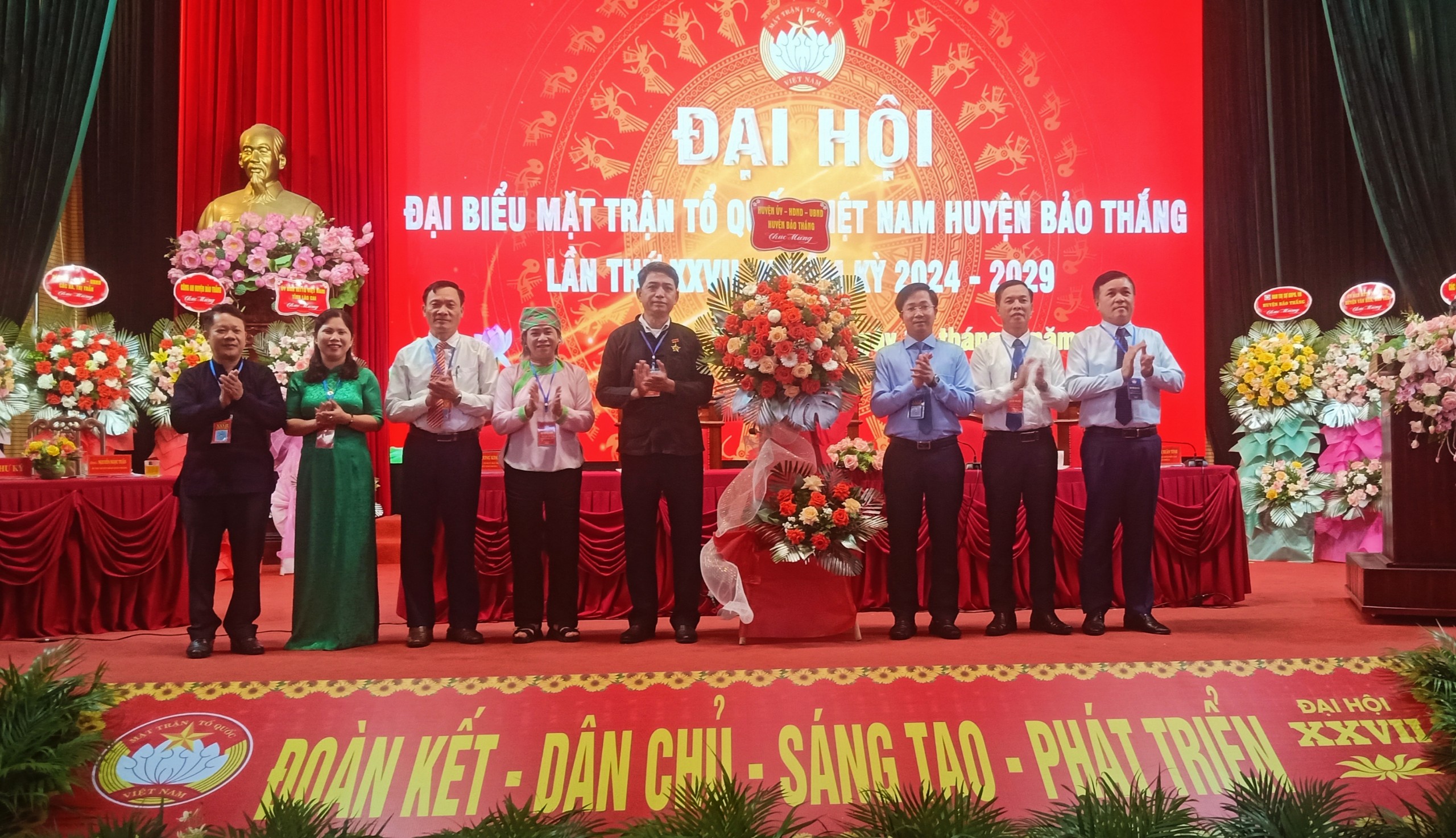 huyện uỷ- HĐND- UBND huyện Bảo Thắng tặng hoa chúc mừng Đại hội.jpg