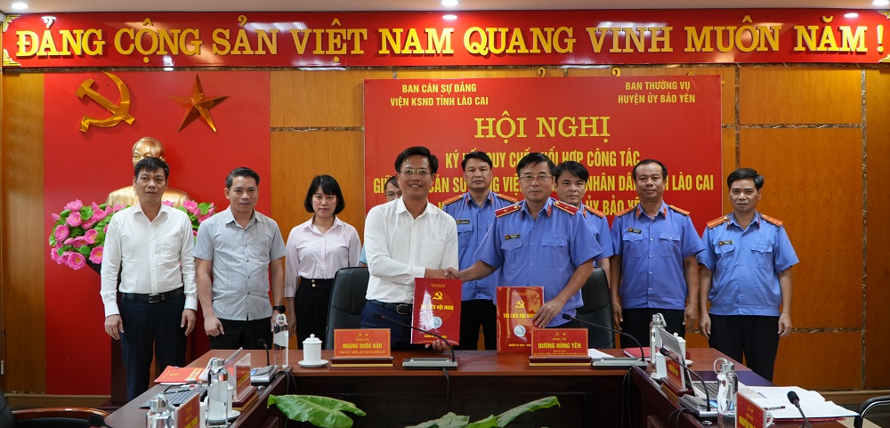 Lãnh đạo Ban cán sự Đảng Viện Kiểm sát Nhân dân tỉnh Lào Cai và Huyện ủy Bắc Hà đã ký kết quy chế phối hợp..JPG