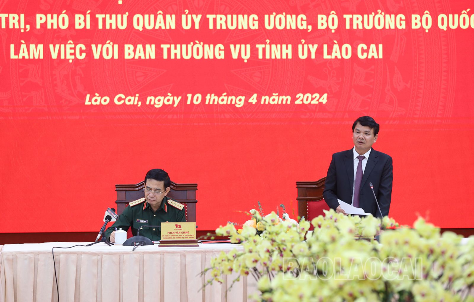 Đồng chí Đặng Xuân Phong, Bí thư Tỉnh ủy báo cáo với Đoàn Công tác tình hình phát triển kinh tế - xã hội và một số định hướng lớn của tỉnh Lào Cai..JPG
