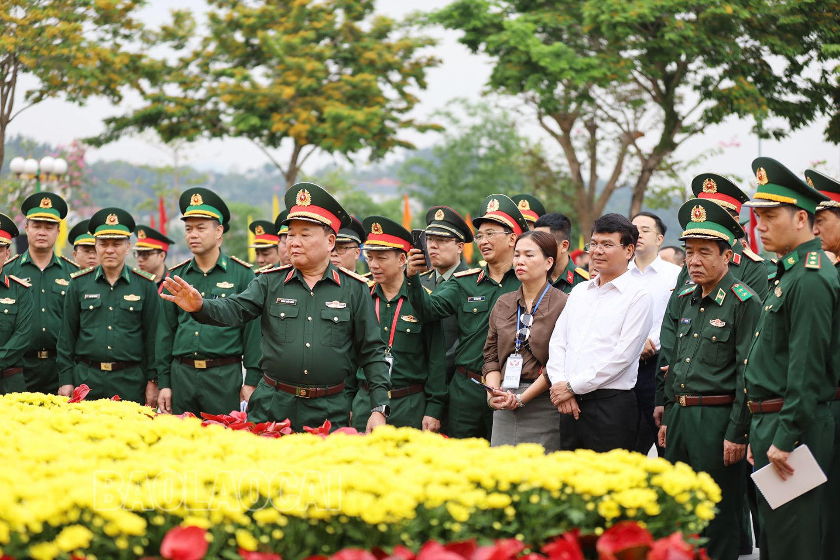 Thượng tướng Hoàng Xuân Chiến chỉ đạo trang trí, khánh tiết tại khu vực Cửa khẩu quốc tế Lào Cai (1).JPG
