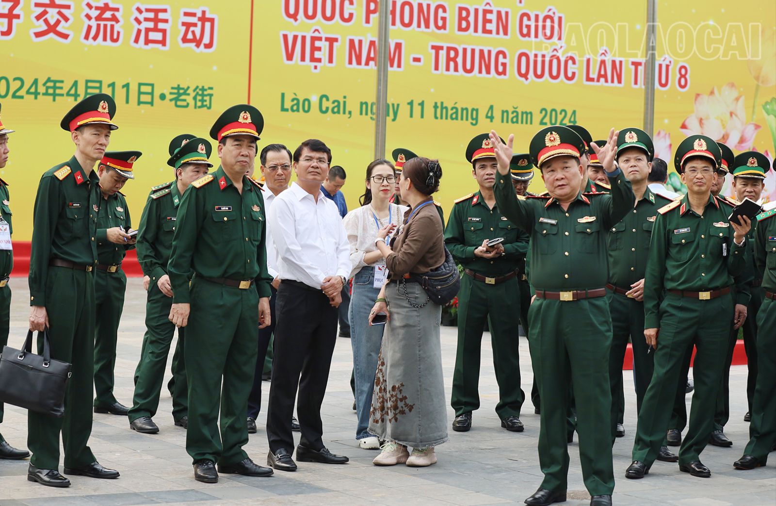 Thượng tướng Hoàng Xuân Chiến chỉ đạo trang trí, khánh tiết tại khu vực Cửa khẩu quốc tế Lào Cai (3).JPG