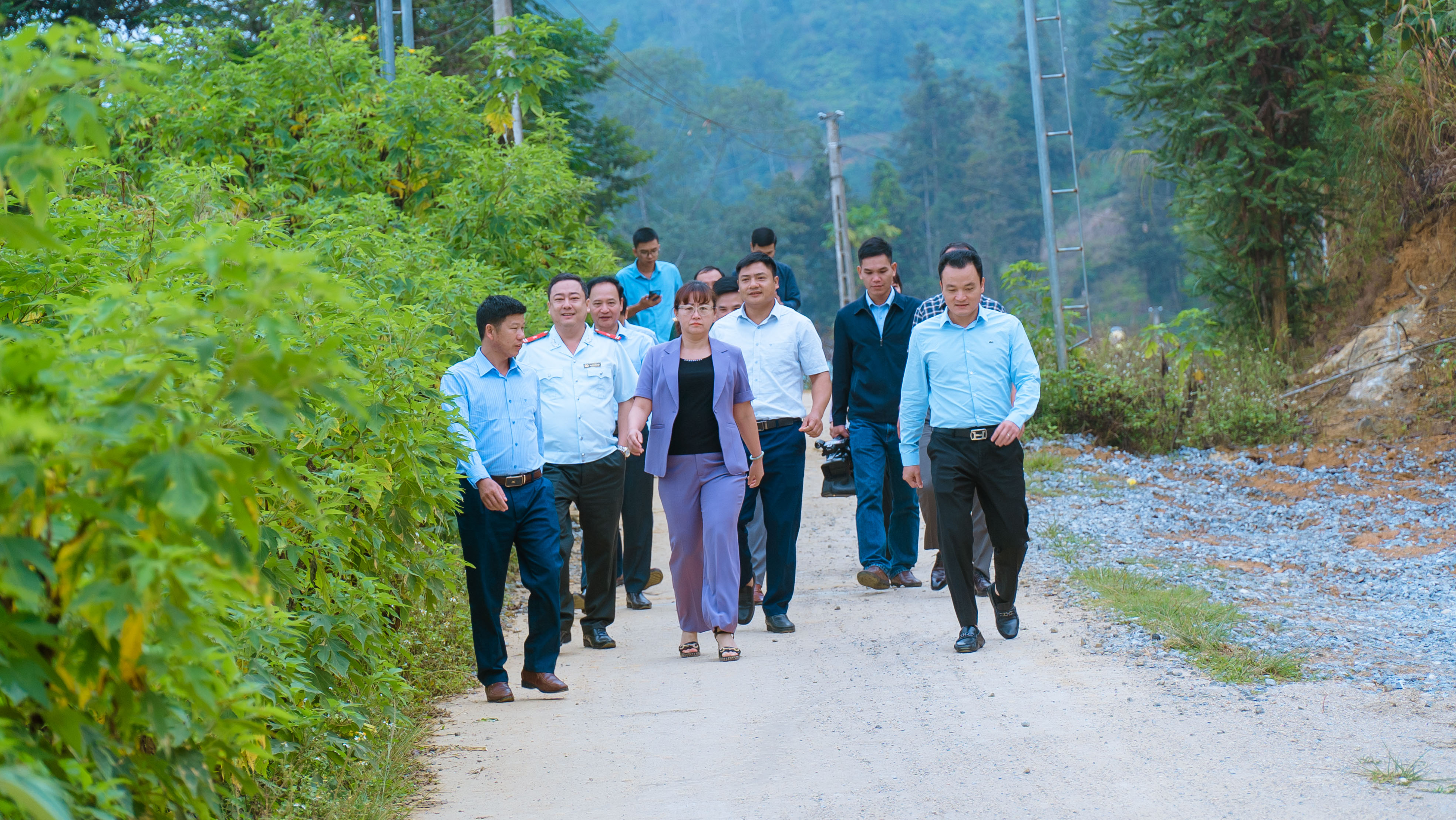 Phó Chủ tịch UBND tỉnh Giàng Thị Dung kiểm tra một số công trình đường giao thông nông thôn trên địa bàn xã Dìn Chin (1).jpg