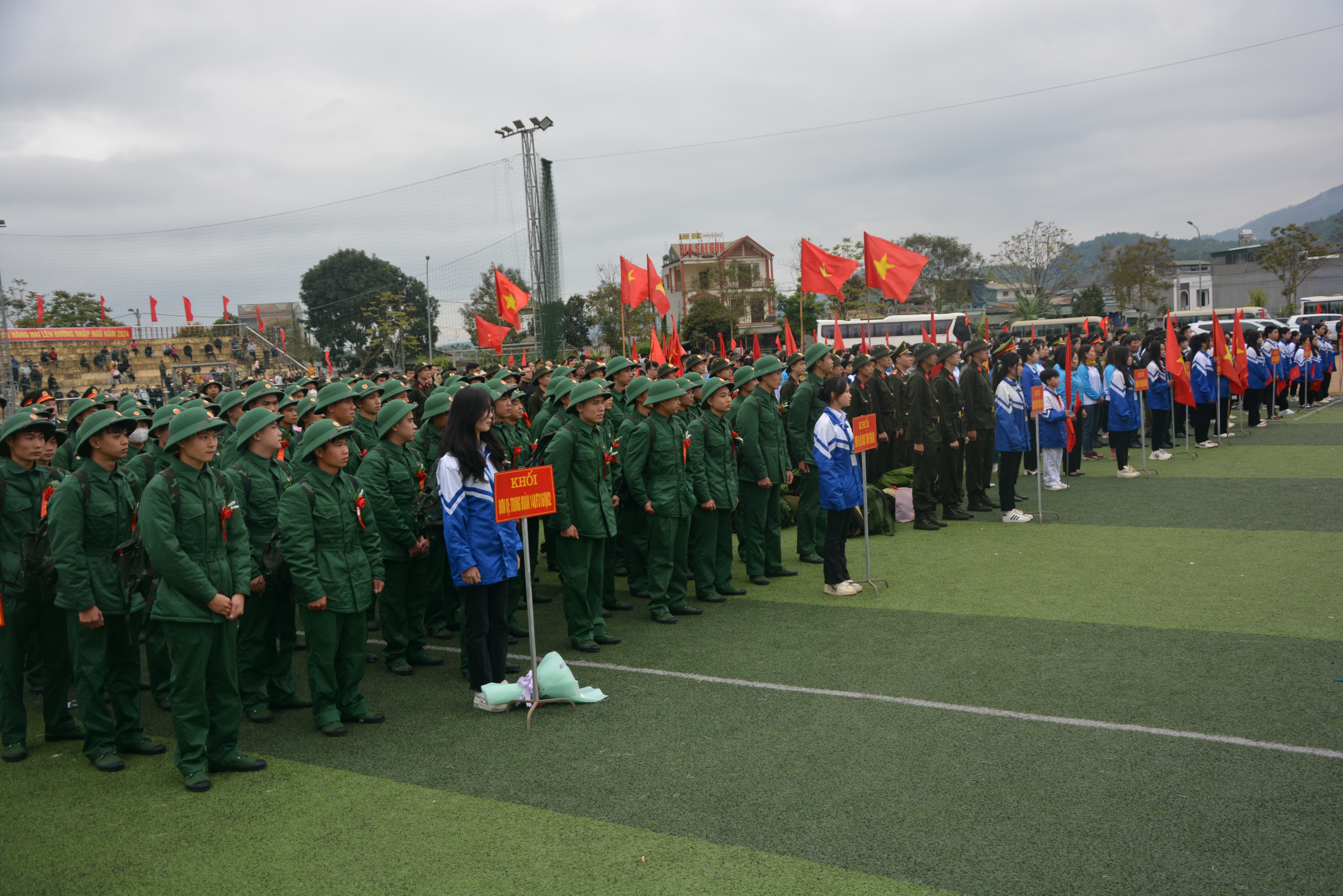 Hơn 100 tân binh của huyện Bảo Thắng lên đường nhập ngũ.
