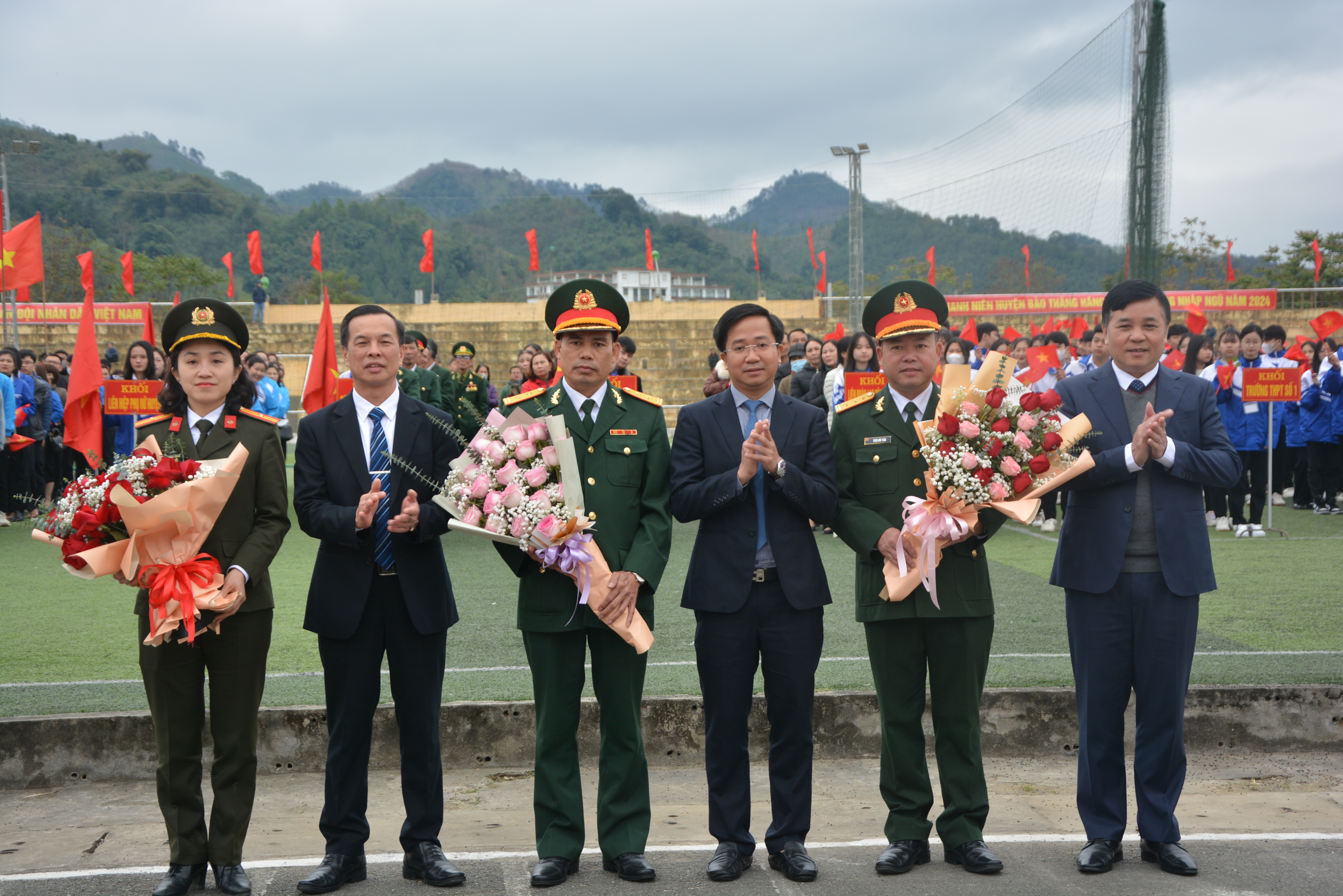 Lãnh đạo huyện Bảo Thắng tặng hoa các đơn vị nhận quân.