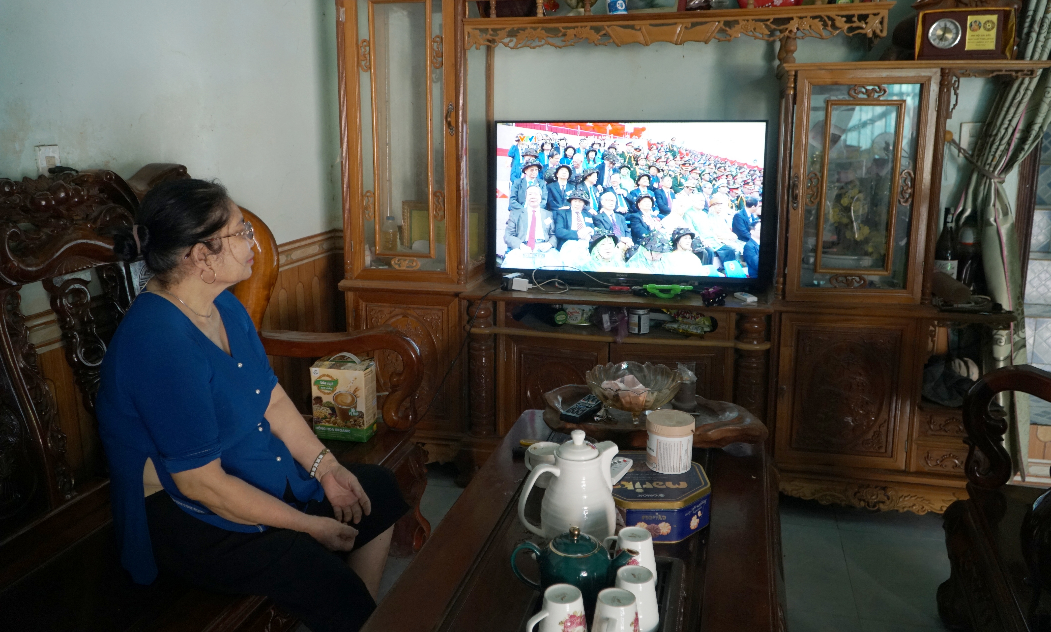 Bà Lê Thị Dũng theo dõi lễ kỷ niệm 70 năm chiến thắng lịch sử Điện Biên Phủ.