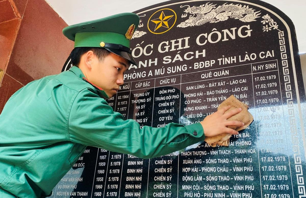 Chiến sĩ trẻ Đồn Biên phòng A Mú Sung chăm sóc Nhà bia tưởng niệm các anh hùng liệt sĩ của đơn vị.