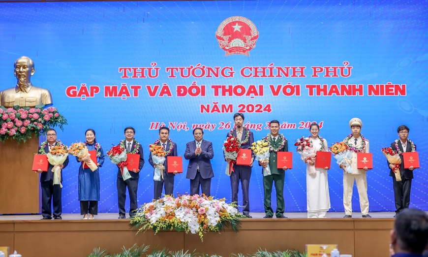 Thủ tướng tặng quà chúc mừng các Gương mặt trẻ Việt Nam tiêu biểu năm 2023.