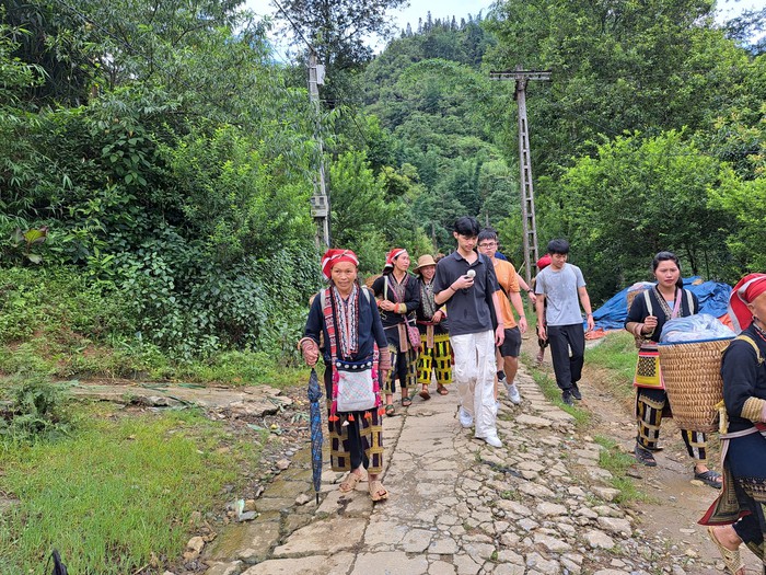 Phụ nữ dân tộc thiểu số ở Lào Cai ứng dụng các giá trị văn hóa truyền thống vào khai thác phát triển du lịch rất hiệu quả.