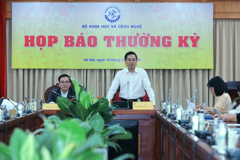 Thứ trưởng Nguyễn Hoàng Giang điều hành họp báo.