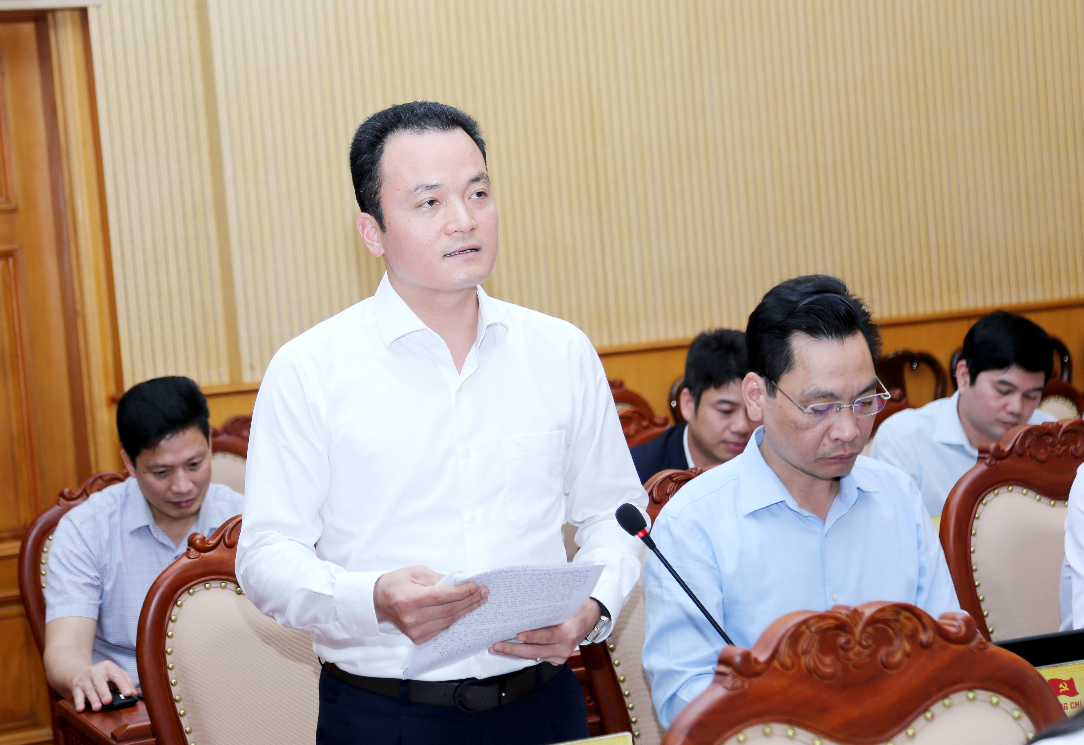 Bí thư Huyện ủy Mường Khương tham gia ý kiến.