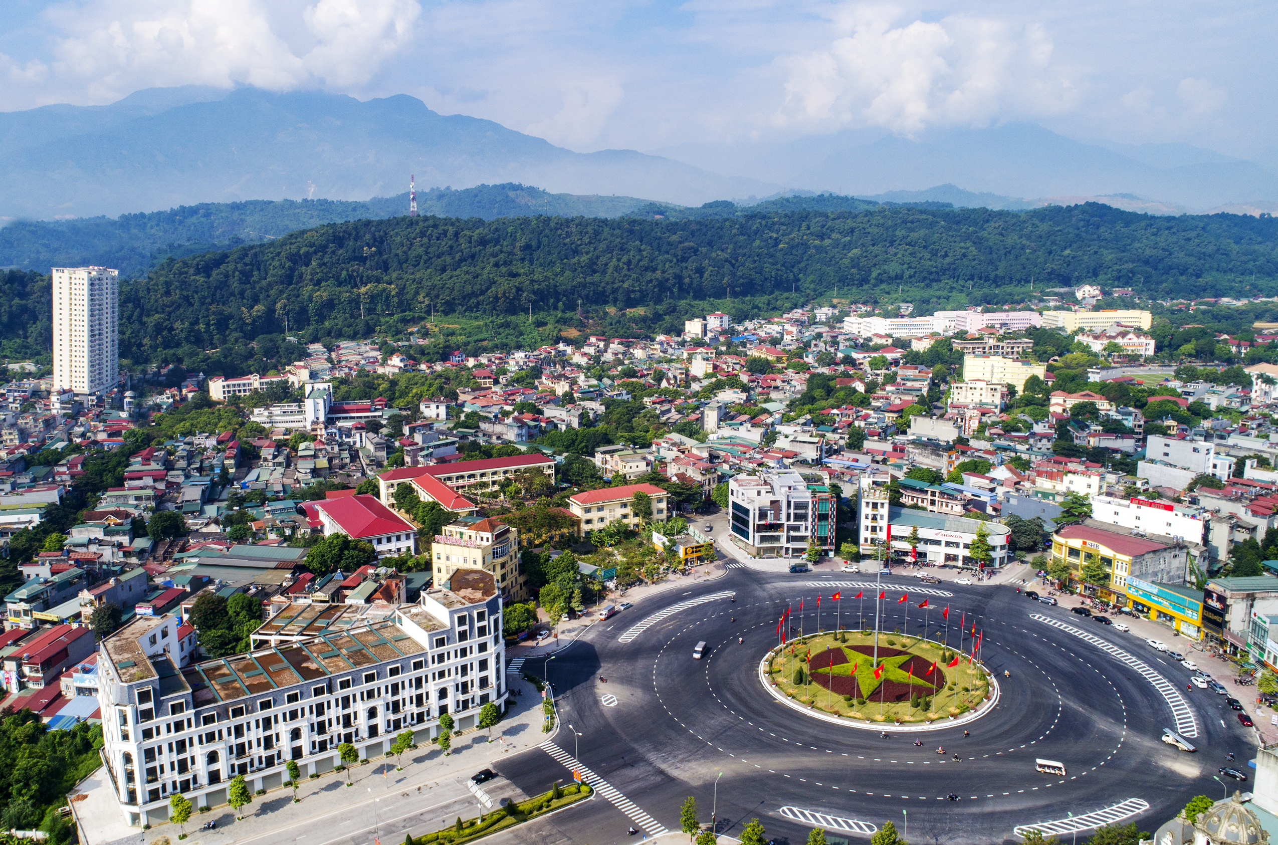 Thành phố Lào Cai ngày càng phát triển hiện đại. Ảnh Ngọc Bằng.jpg