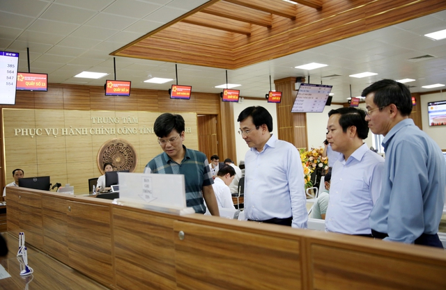 Bộ trưởng, Chủ nhiệm VPCP Trần Văn Sơn thăm Trung tâm phục vụ hành chính công tỉnh Ninh Bình - Ảnh: VGP