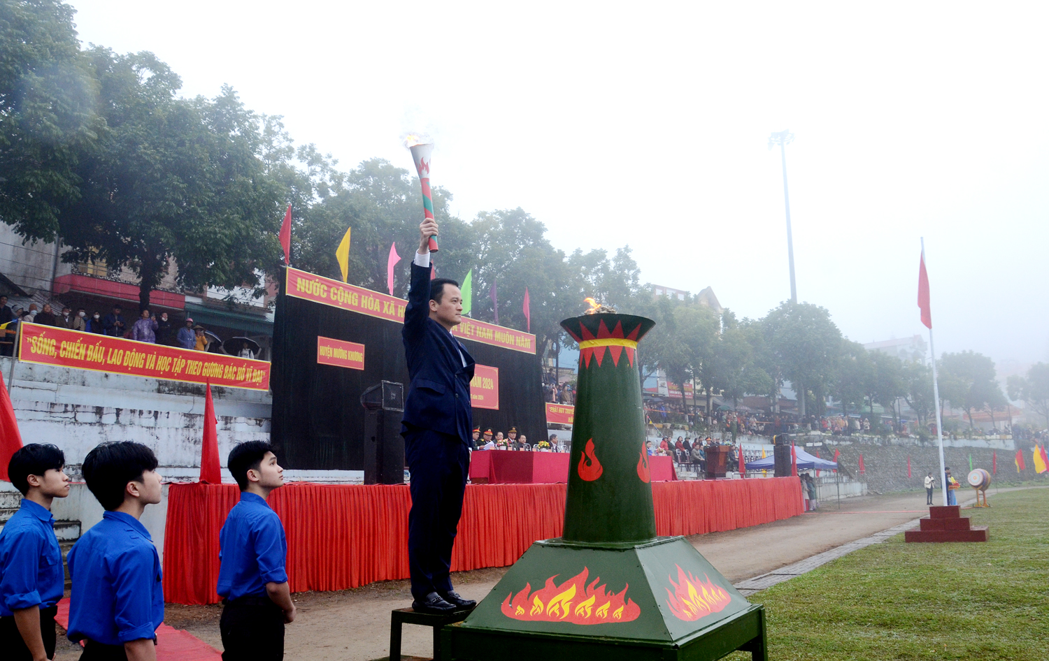 Bí thư Huyện ủy Mường Khương thắp lên ngọn lửa truyền thống.