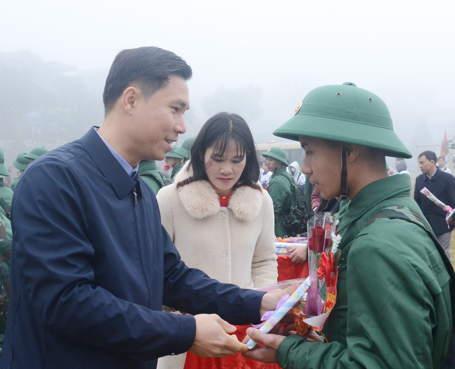 Lãnh đạo huyện Mường Khương tặng quà cho các tân binh.