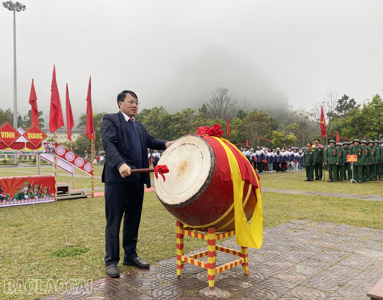 Đồng chí Hoàng Văn Dương, Phó Bí thư Huyện ủy, Chủ tịch UBND huyện, Chủ tịch hội đồng nghĩa vụ quân sự huyện Si Ma Cai đánh trống mở hội giao quân.