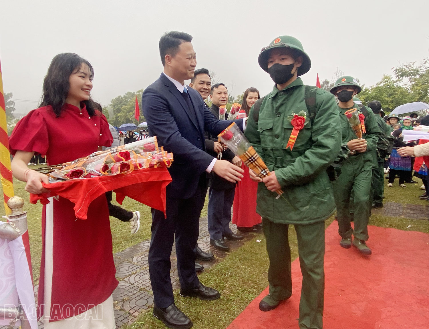 Đồng chí Hà Đức Minh, Bí thư Huyện ủy Si Ma Cai tặng hoa, động viên các tân binh.