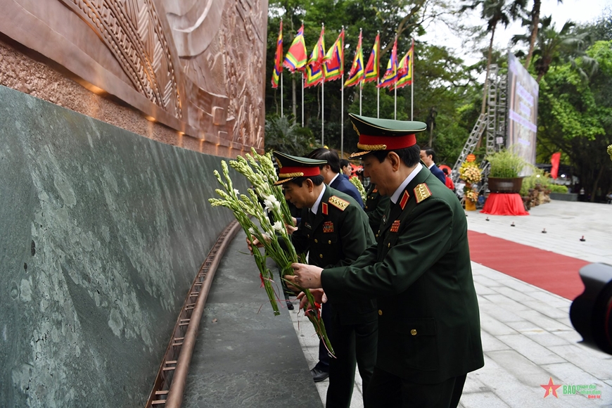 Lãnh đạo Quân ủy Trung ương, Bộ Quốc phòng đặt hoa tại Lễ khánh thành Bức phù điêu “Bác Hồ nói chuyện với cán bộ, chiến sĩ Đại đoàn Quân Tiên Phong”.
