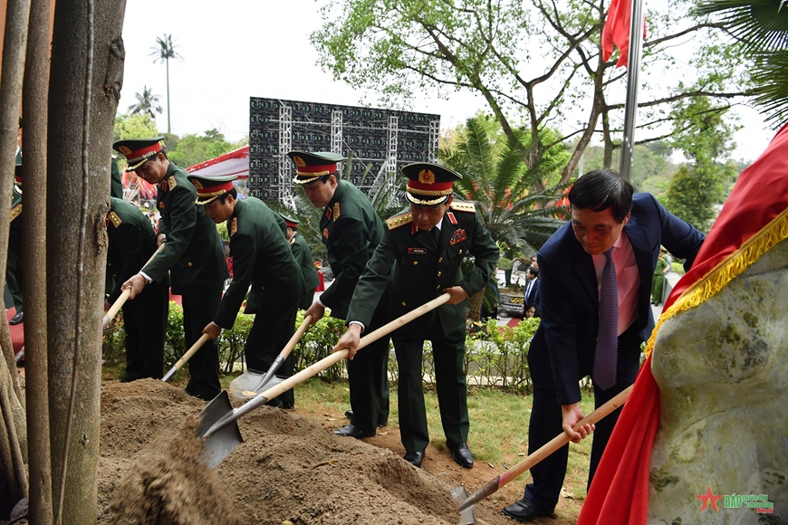 Lãnh đạo Quân ủy Trung ương, Bộ Quốc phòng và đại diện chính quyền địa phương trồng cây lưu niệm.