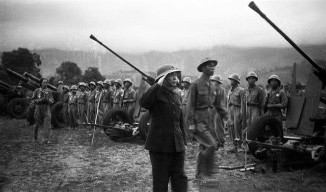 Đại tướng Võ Nguyên Giáp duyệt đội hình các đơn vị bộ đội tham gia Chiến dịch Điện Biên Phủ năm 1954 ngay tại mặt trận. Ảnh tư liệu/TTXVN