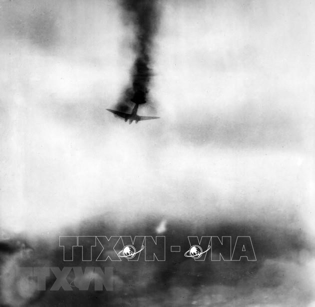 Một trong số 62 máy bay Pháp bị lực lượng phòng không của ta bắn rơi, bốc cháy trên bầu trời Điện Biên Phủ. Ảnh tư liệu/TTXVN