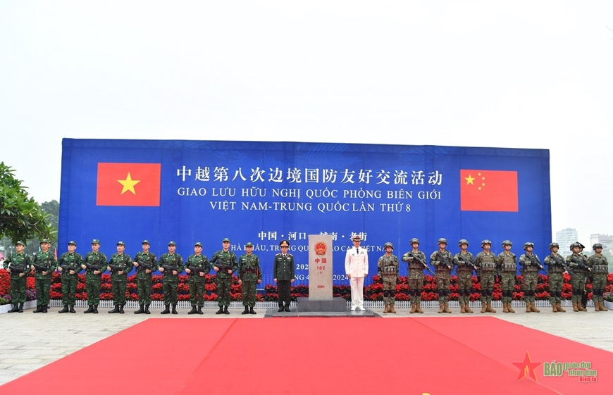 Bộ trưởng Phan Văn Giang và Bộ trưởng Đổng Quân cùng lực lượng tuần tra chung của hai nước. Ảnh: TRỌNG HẢI