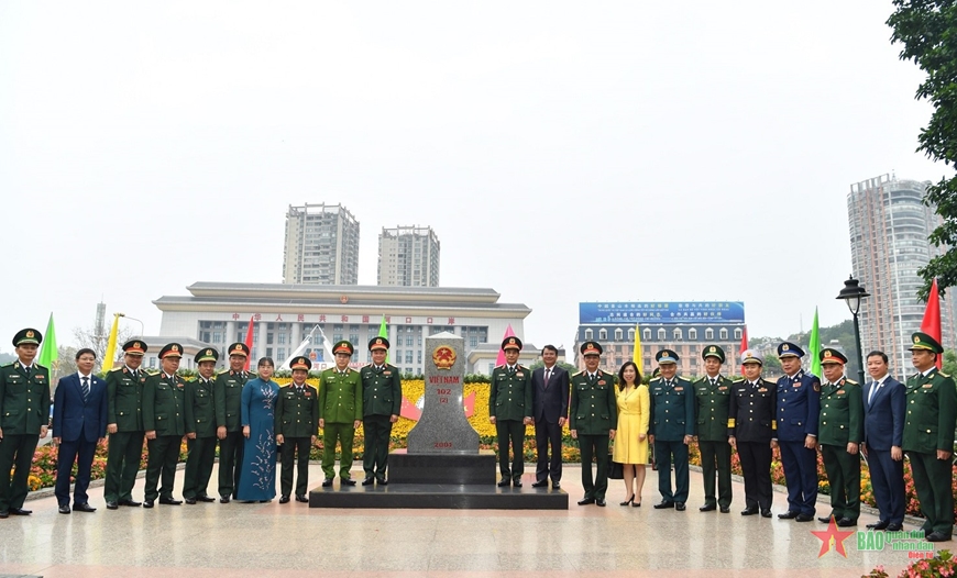 Bộ trưởng Phan Văn Giang và Đoàn đại biểu cấp cao Bộ Quốc phòng Việt Nam tại cột mốc 102 (2). Ảnh: TRỌNG HẢI