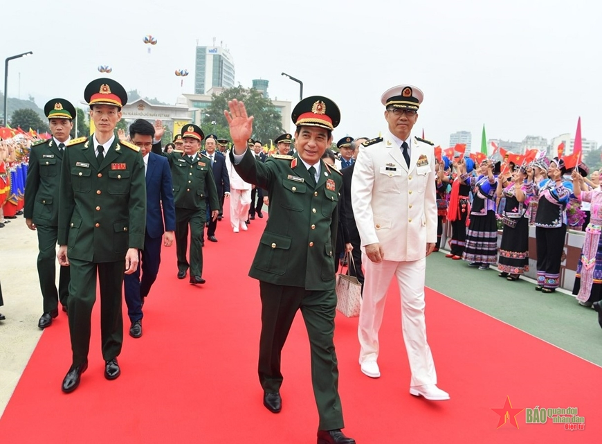 Bộ trưởng Đổng Quân chủ trì Lễ đón Bộ trưởng Phan Văn Giang và Đoàn đại biểu cấp cao Bộ Quốc phòng Việt Nam tại Cửa khẩu Hà Khẩu. Ảnh: TRỌNG HẢI