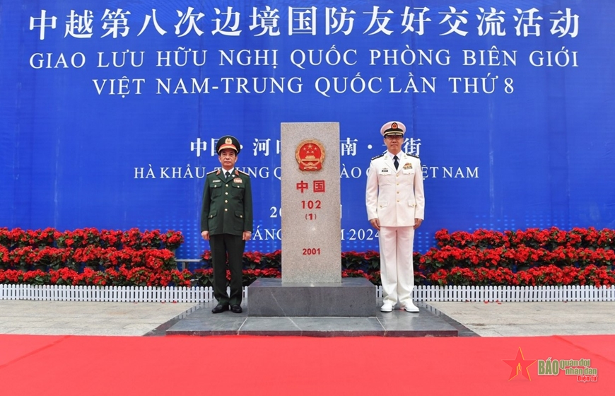 Bộ trưởng Phan Văn Giang và Bộ trưởng Đổng Quân tại cột mốc 102 (1) bên phía Trung Quốc. Ảnh: TRỌNG HẢI