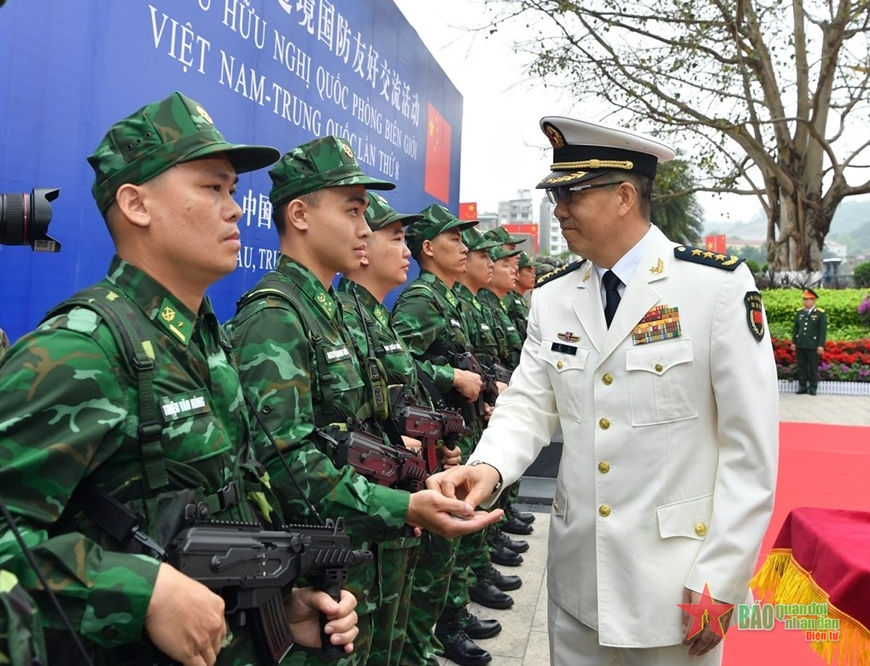 Bộ trưởng Phan Văn Giang và Bộ trưởng Đổng Quân động viên lực lượng bảo vệ biên giới hai nước tham gia tuần tra chung trên bộ. Ảnh: TRỌNG HẢI