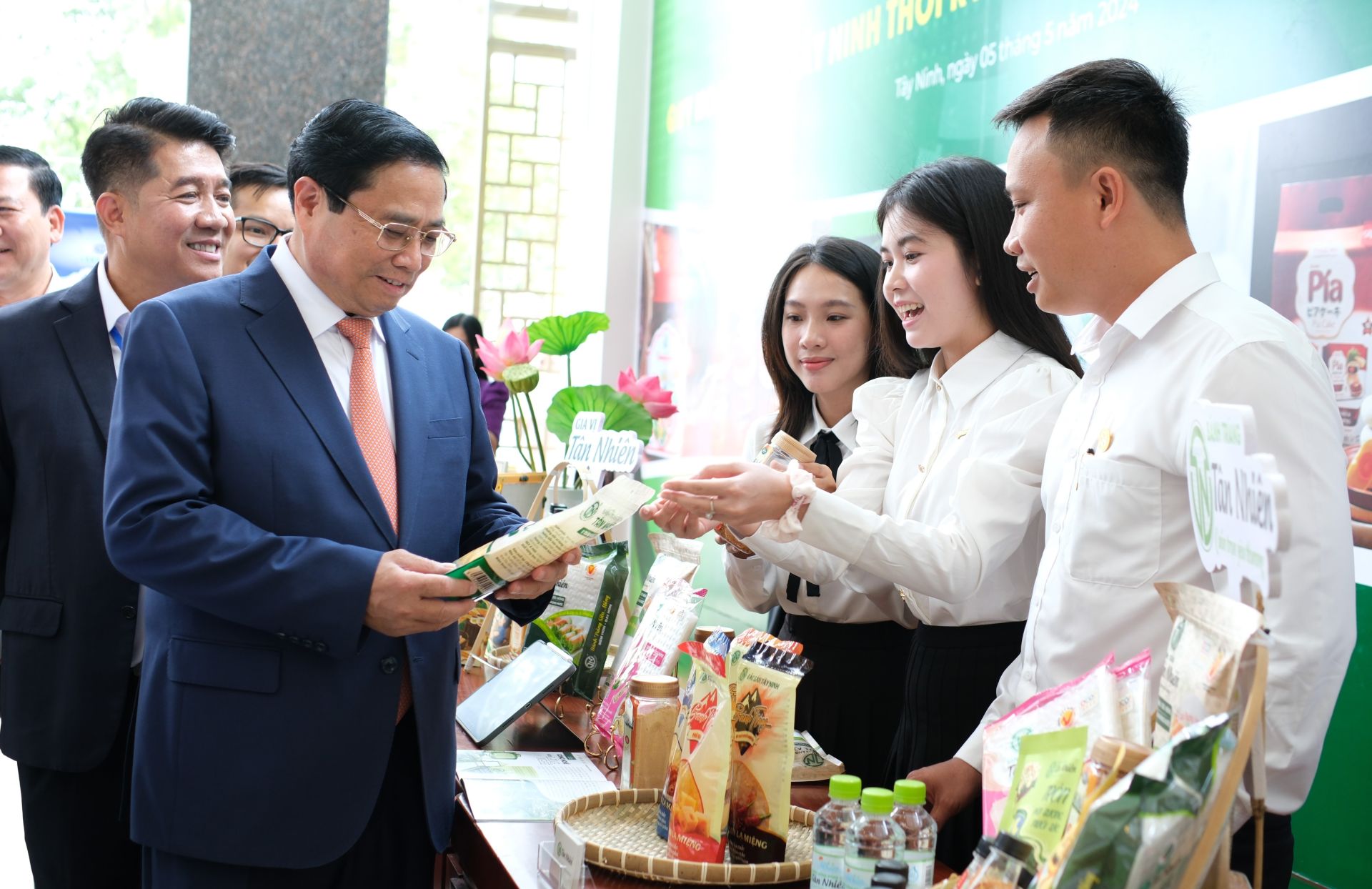 Thủ tướng Chính phủ Phạm Minh Chính và lãnh đạo các Bộ, ngành, lãnh đạo tỉnh Tây Ninh tham quan các gian hàng trưng bày sản phẩm nông nghiệp đặc trưng của tỉnh.