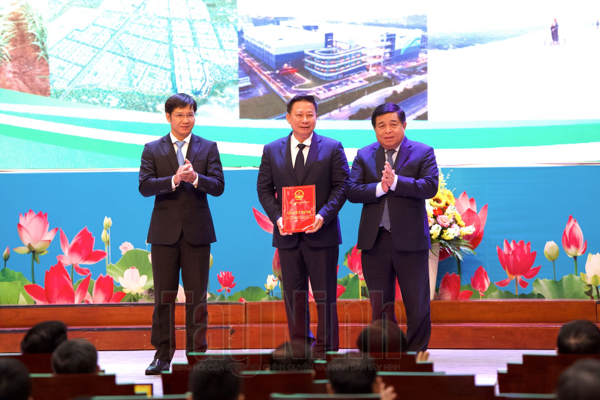 Bộ trưởng Bộ Kế hoạch và Đầu tư Nguyễn Chí Dũng trao Quyết định của Thủ tướng Chính phủ phê duyệt quy hoạch tỉnh Tây Ninh thời kỳ 2021-2030, tầm nhìn đến năm 2050 cho lãnh đạo tỉnh Tây Ninh.