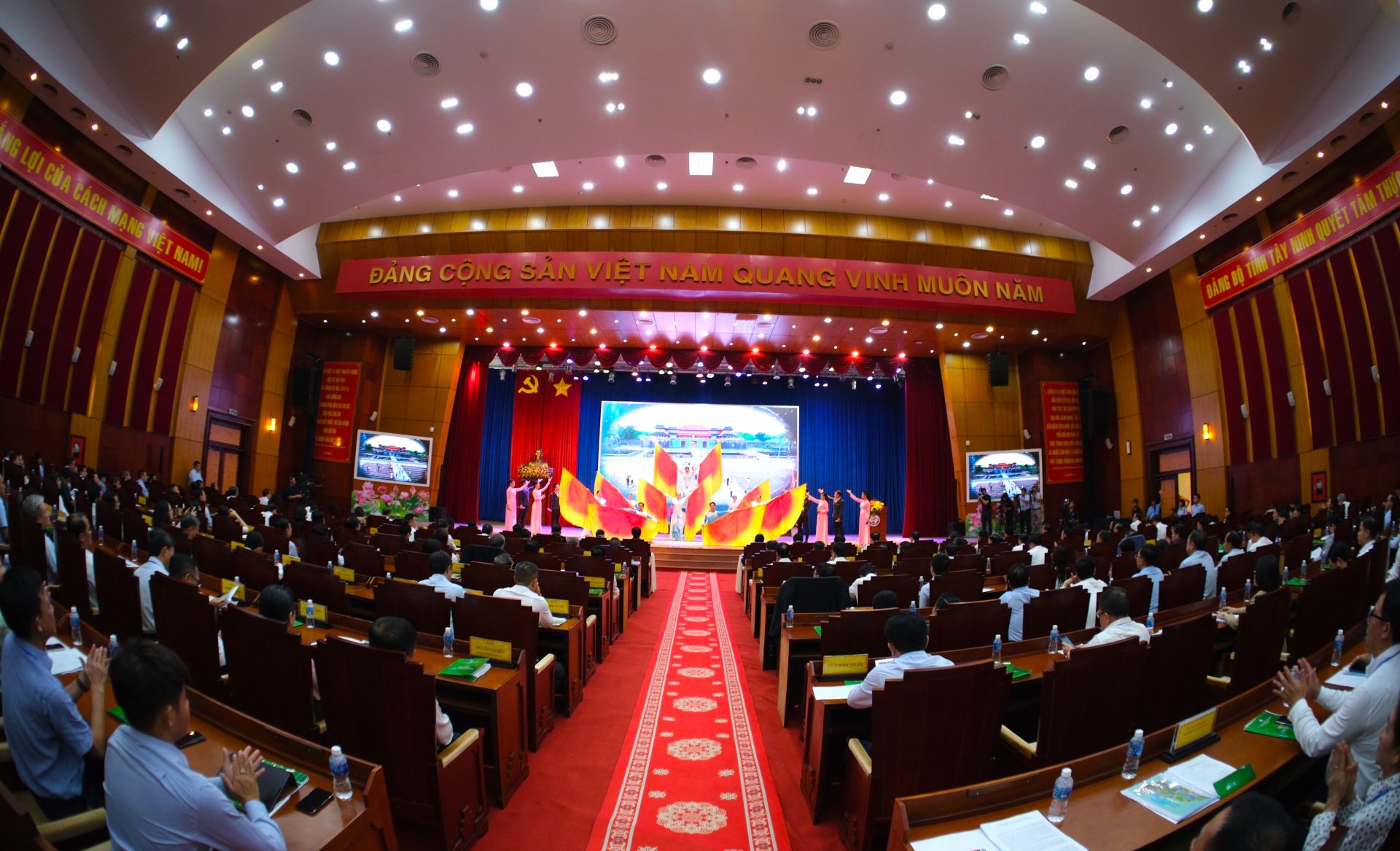 Chương trình văn nghệ chào mừng hội nghị công bố quy hoạch tỉnh Tây Ninh thời kỳ 2021-2030, tầm nhìn đến năm 2050.
