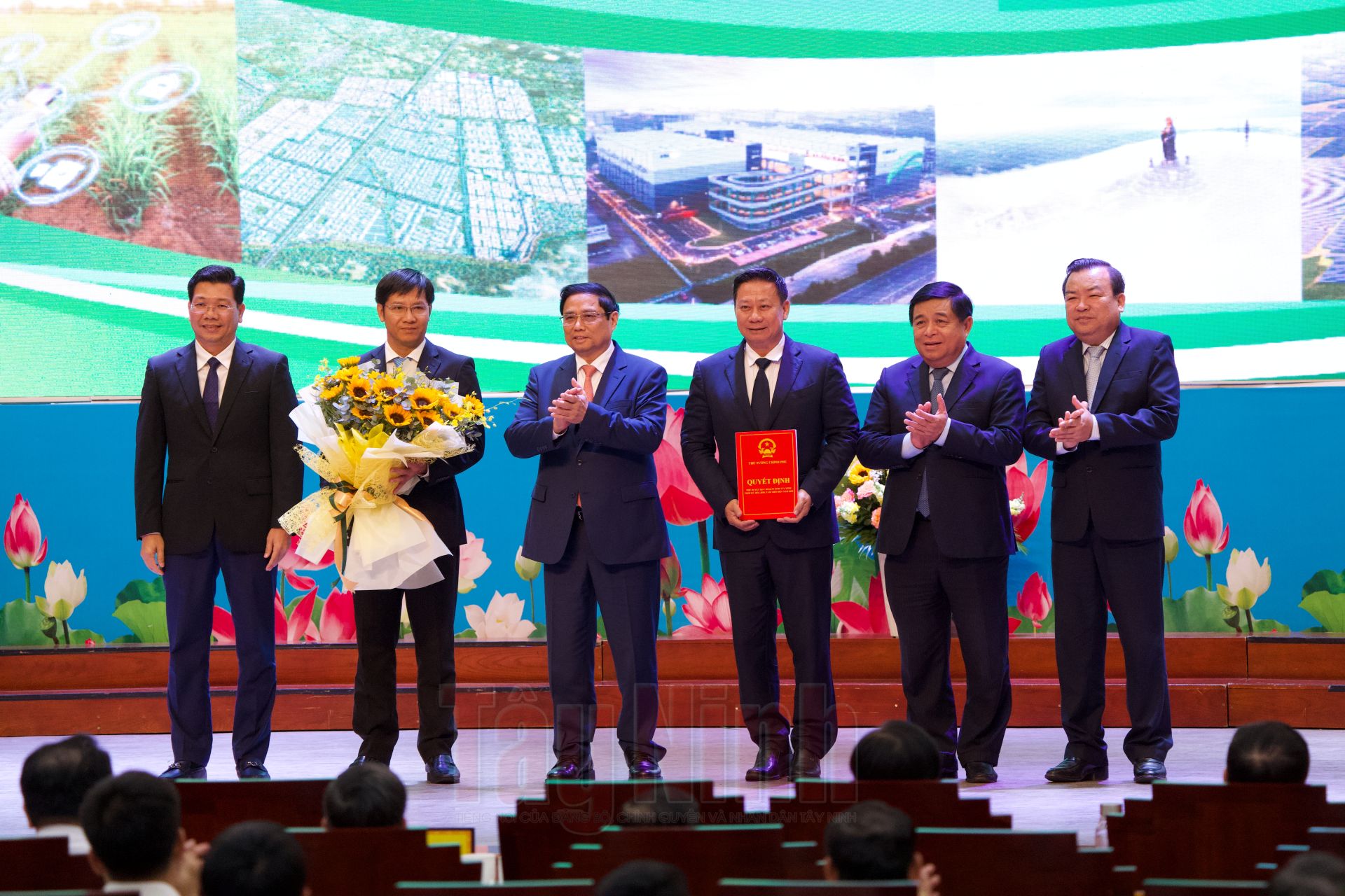 Thủ tướng Chính phủ Phạm Minh Chính tặng hoa chúc mừng tỉnh Tây Ninh và chụp hình lưu niệm cùng lãnh đạo Tỉnh uỷ, UBND tỉnh.