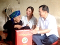 Trưởng Ban Tổ chức Tỉnh ủy Phạm Toàn Thắng thăm, tặng quà dân công hỏa tuyến tham gia Chiến dịch Điện Biên Phủ tại huyện Văn Bàn