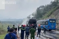 Xe container chở hoa quả cháy rụi phần đầu trên cao tốc Nội Bài – Lào Cai